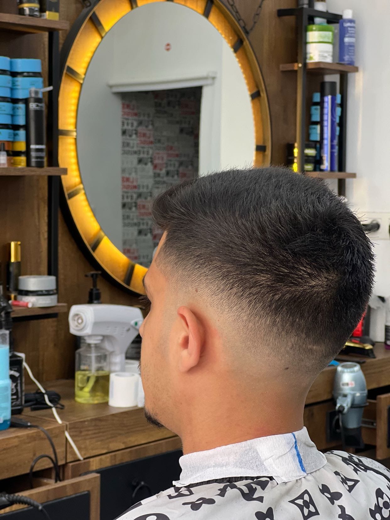 Coupe structurée vue de profil