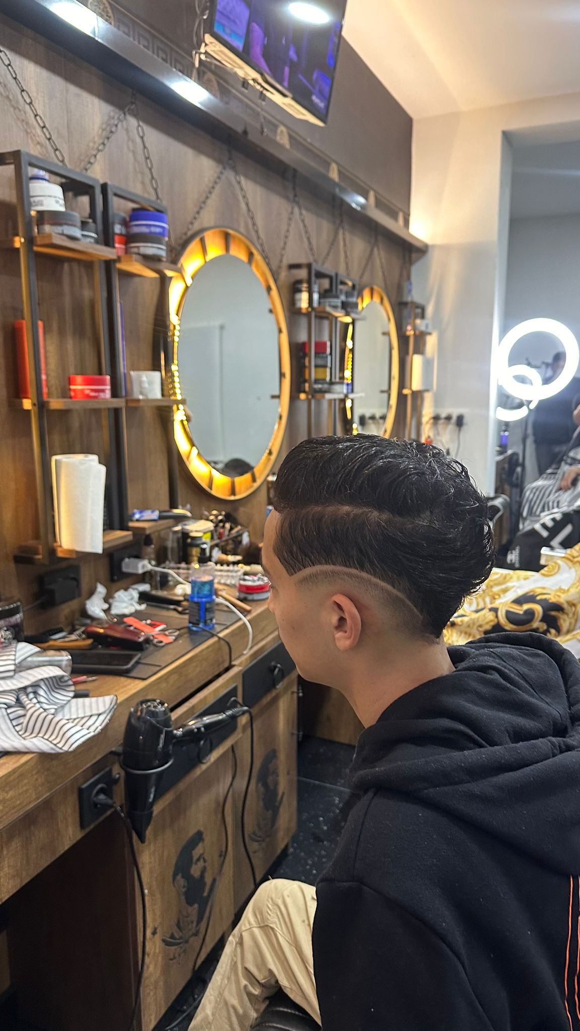 Coupe bouclée avec nuque travaillée